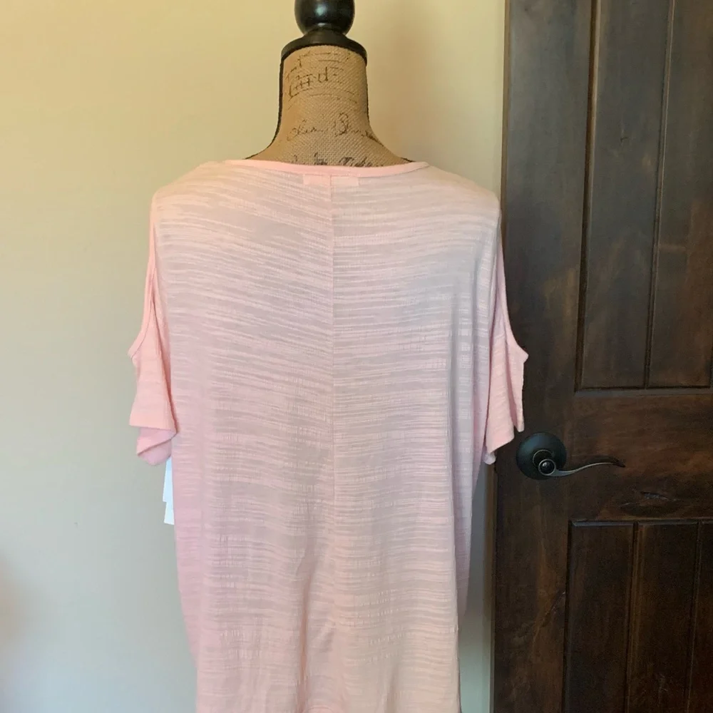 LAST ONE! HOST PICK! Pretty pink cold shoulder plus top-New! - Picture 4 of 4